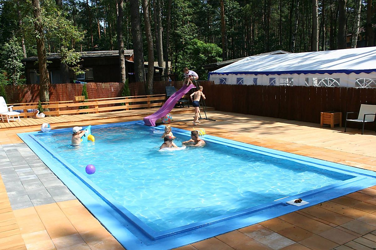 Kompleks basenowy – jacuzzi i leżaki