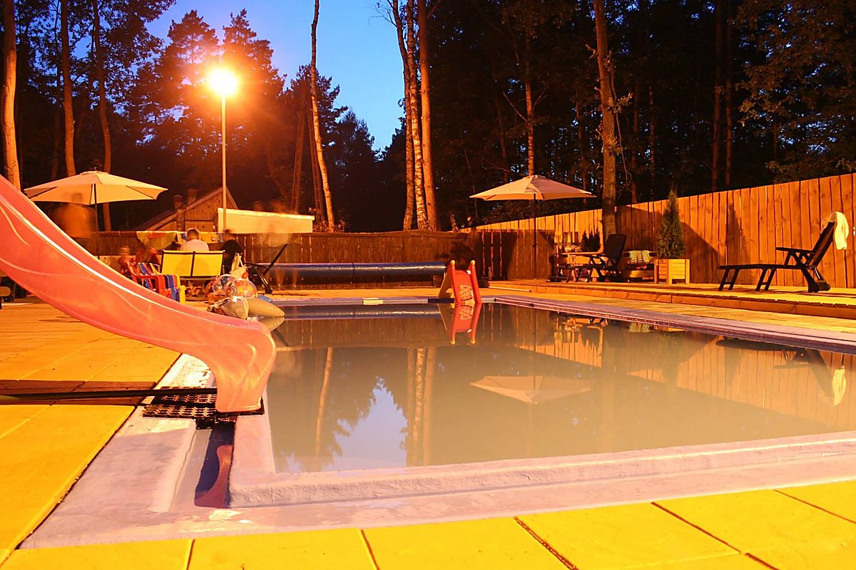 Basen – rodzinny wypoczynek w słońcu