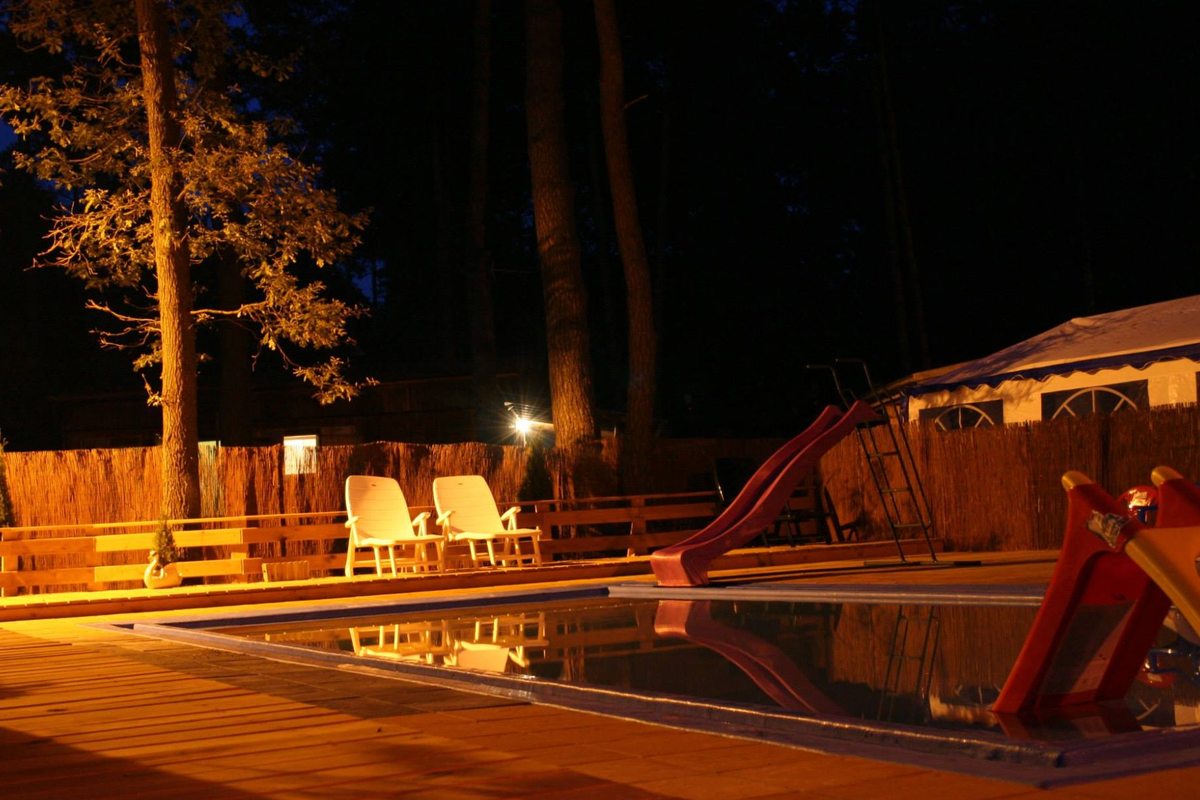 Basen nocą – magiczna atmosfera wieczoru