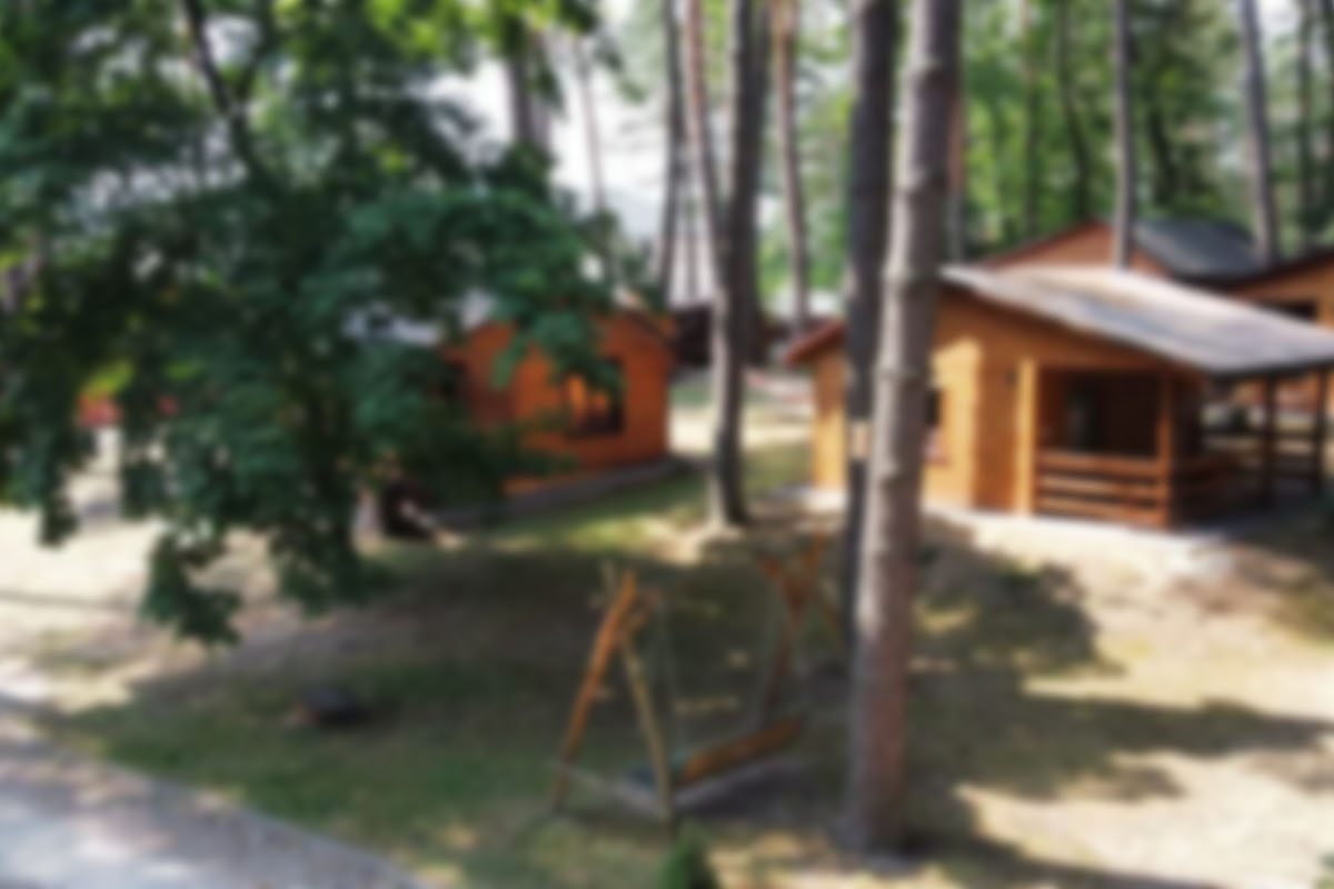 Teren z domkami i zamkiem