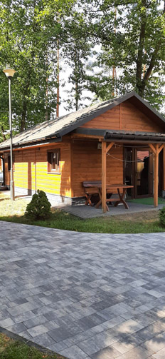 Domki w ośrodku Sokół Radawa – widok z zewnątrz