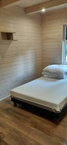 Domki w ośrodku Sokół Radawa – widok z zewnątrz