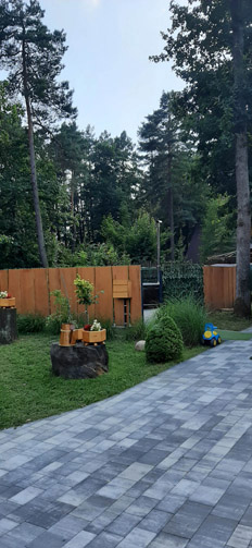 Domki w ośrodku Sokół Radawa – widok z zewnątrz