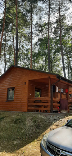 Domki w ośrodku Sokół Radawa – widok z zewnątrz