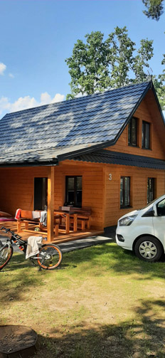 Domki w ośrodku Sokół Radawa – widok z zewnątrz