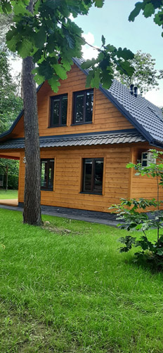 Domki w ośrodku Sokół Radawa – widok z zewnątrz