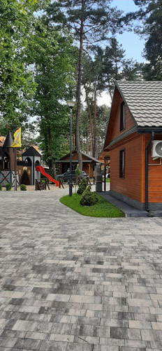 Domki w ośrodku Sokół Radawa – widok z zewnątrz