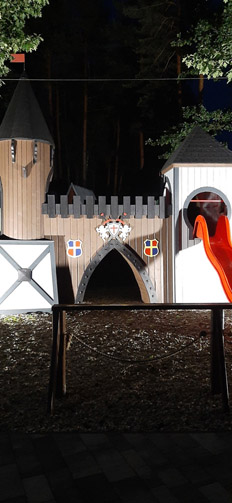 Domki w ośrodku Sokół Radawa – widok z zewnątrz