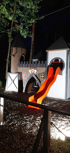 Domki w ośrodku Sokół Radawa – widok z zewnątrz