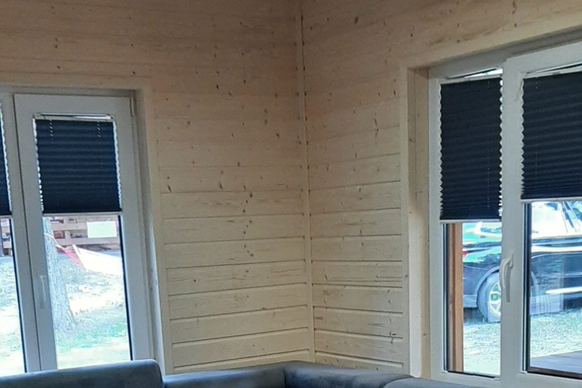 Salon domku – stół jadalniany