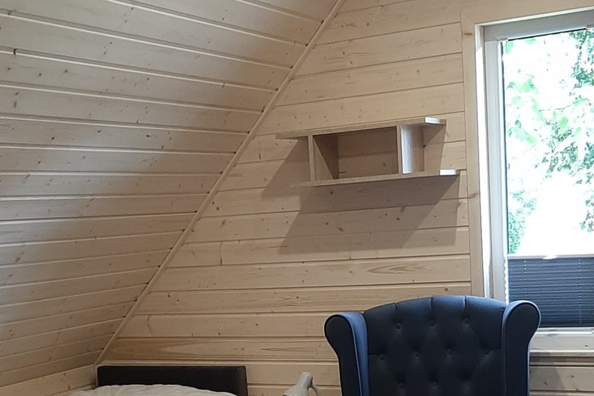 Sypialnia – łóżko z widokiem na las