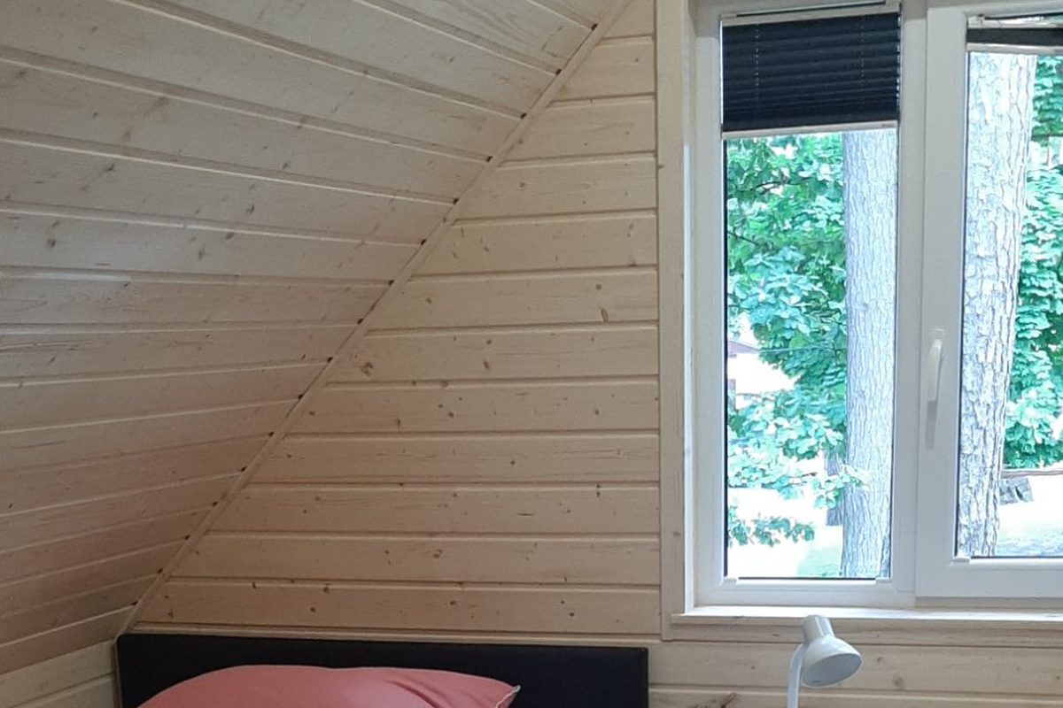 Pokój – TV i meble sosnowe